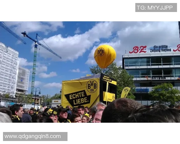 宣示主权?图片报:慕尼黑1860球迷跑去拜仁训练场邻近涂鸦